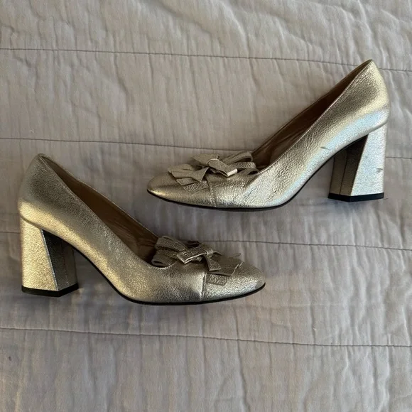 Stuart Weitzman Gold Textured Heels with Fringe Bow - Picture 5 of 6